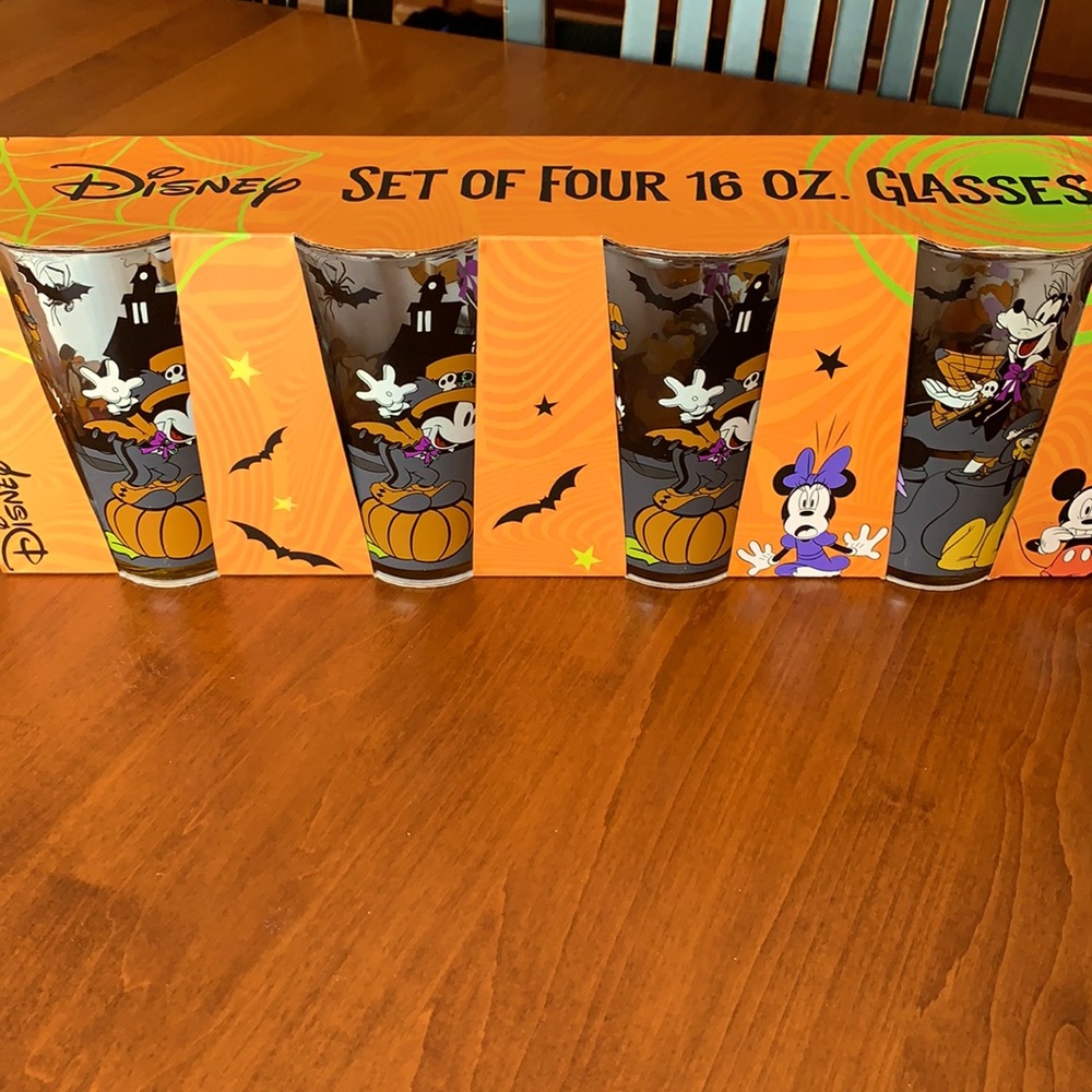 🎃New in Box🎃Disney Set of Four 16 oz Glasses